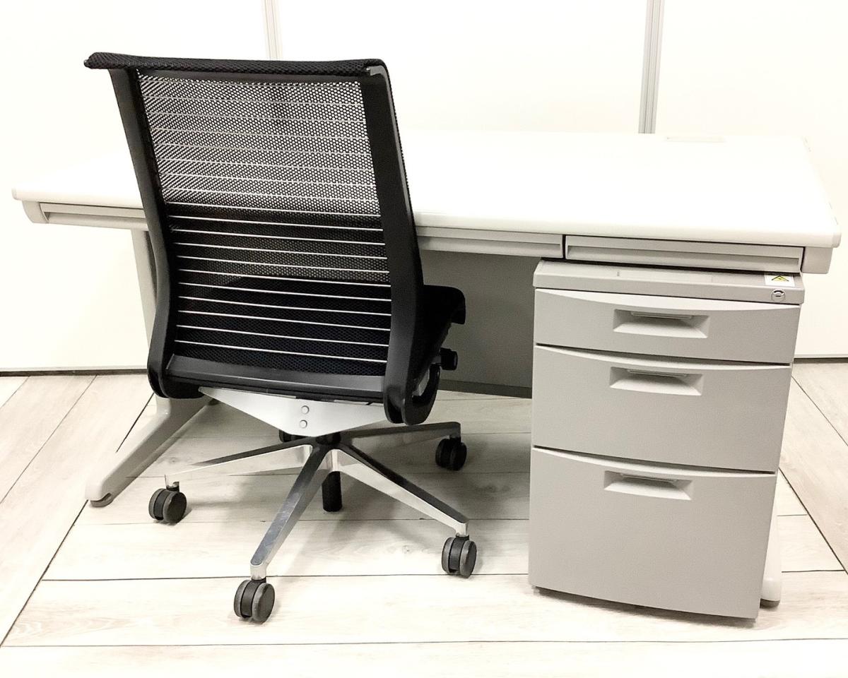 【セット商品（デスク×1台、ワゴン×1台、チェア×1脚）】【使い勝手の良い３段収納の疑似片袖机！】上長席/役員席　大人気／定番　◆Okamura／オカムラ　◆SD-V／エスディーブイ ※横浜本店撮影画像※
                        SD-Vシリーズ
                                    中古
            