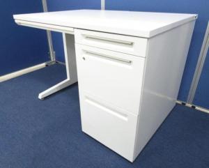 【オカムラの定番アドバンスの奥行600サイズが入荷しました！】オカムラ　片袖デスク　アドバンスシリーズ　W1000　コンパクトデスク　ホワイト　奥行600※一部配線カバー無し
【AD】