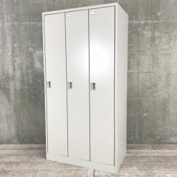 【ゆとりのある収納スペース！衣類や個人の荷物の管理に3人用更衣ロッカー・増員にもオススメ！】■オカムラ(okamura)製　FZシリーズ　3人用ロッカー　更衣ロッカー　■ライトスモーク 　■シリンダー鍵　※正面凹みあり