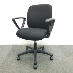 【西】【コンパクトサイズで配置しやすい！】■イトーキ（ITOKI）　ボニートチェア（Bonito）　固定肘　ローバック　■ブラック【丸くてかわいいフォルムのローコストチェア】 【チェア】【椅子】【イス】【事務椅子】【デスク】【机】【書庫】【書棚】【棚】【ラック】【収納】【格安】【安い】【メーカー】【レイアウト変更】【模様替え】