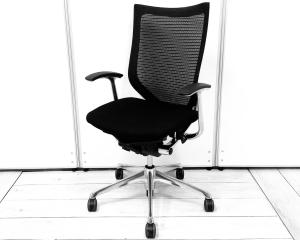 【肘付（固定肘）/クッション座面/ランバーサポート無】スタンダードメッシュ 高級感のある会議室　ブラックボディ アームレスト付 デザインアーム　固定肘 オススメ(おすすめ) 大人気  ・Okamura/オカムラ ・Baron/バロン ※横浜本店撮影画像※