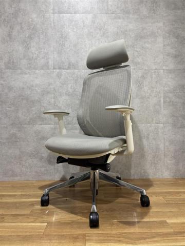 【西】～快適とスタイルを両立！長時間作業に最適な高機能オフィスチェア～【オカムラ】【シルフィー】【可動肘】【可動ヘッドレスト】【グレー】【前傾姿勢】【フレームホワイト】【チェア】【椅子】【イス】【事務椅子】【デスク】【机】【書庫】【書棚】【棚】【ラック】【収納】【格安】【安い】【メーカー】【レイアウト変更】【模様替え】【福岡オフィス家具】【福岡中古家具】【中古事務什器】【中古チェア】【中古椅子】