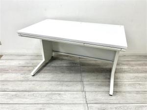 【定価約6万円！！人気のホワイトカラー！！配線カバーが使いやすい！！PCワークも快適！！】■オカムラ製　■アドバンスシリーズ　■ホワイト