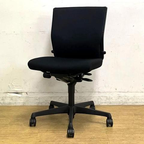 【在庫入替セール】オカムラ エスクード ローバック クッションタイプ 人気のブラック×ブラックフレーム ランバーサポート搭載で安定感のある機能面と座り心地