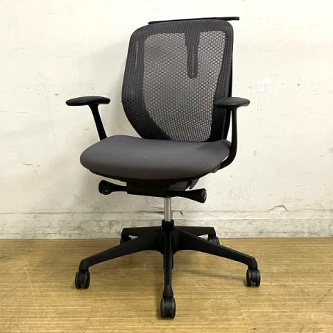 オカムラ シルフィ ローバック 背:メッシュ デザインアーム(固定肘) ミディアムグレー×ブラックフレーム 樹脂ブラック脚 コートハンガー付き 前傾機能がウリの高機能チェア