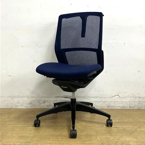 オカムラ フィノラ ミドルバック 肘無しチェア ダークブルー×ブラックボディ×ブラック脚 座クッション コートハンガー付き