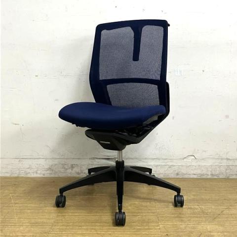オカムラ フィノラ ミドルバック 肘無しチェア ダークブルー×ブラックボディ×ブラック脚 座クッション コートハンガー付き