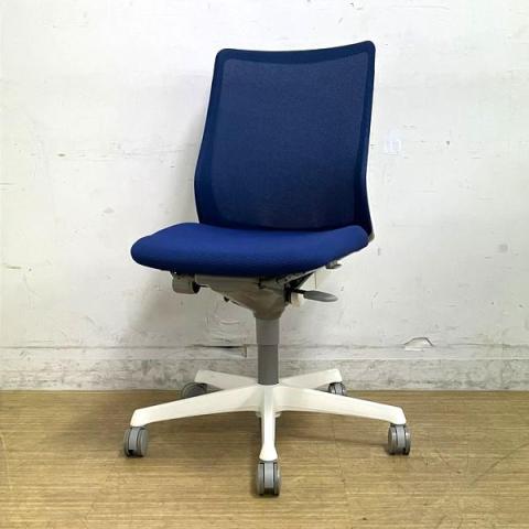 【ロット入荷】オカムラ フルーエントチェア 肘無しローバックモデル メッシュタイプ ミディアムブルー×ホワイトフレーム【愛知・名古屋・豊田・静岡・浜松】