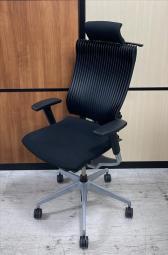 【独創的なフォルムでデザインと快適性の融合を実現！】■イトーキ(ITOKI)製　スピーナ(Spina)チェア　エクストラハイバック　エラストマータイプ　■ブラック　■可動肘　■ヘッドレスト付き　■コートハンガー付