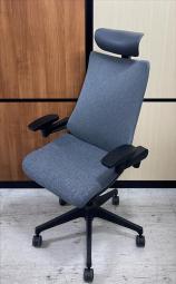 【座る姿勢や身体の動きにフレキシブルに対応！立体型可動アームが特徴のハイクラスチェア！】■イトーキ(ITOKI)製　アクト(Act)チェア　エクストラハイバック　テクスチャードクロス　■ダークグレー　■可動肘　■ヘッドレスト付き