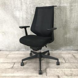 【様々な体系や姿勢にも柔軟にフィット！　座り心地抜群の肘付きハイバックチェア！】■コクヨ（KOKUYO）製　デュオラ　■ブラック ブラックフレーム　■ハイバック　■背面メッシュ　■固定肘　■コートハンガー付　■樹脂脚【IB】