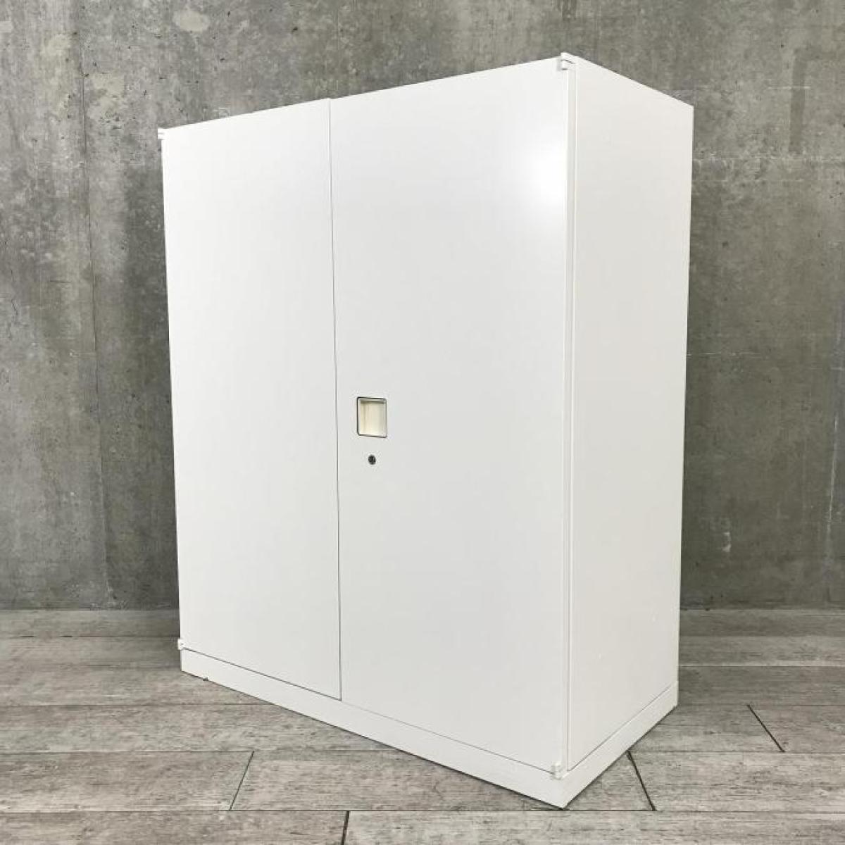 【ロット入荷】【オフィスの書類をスッキリ整理！オカムラの人気シリーズ書庫！取っ手がどの方向からでも開くマルチハンドル】■オカムラ（okamura）製　レクトライン　■両開き書庫　ローキャビネット　シリンダー錠　■ホワイト  ベース付き
                        レクトライン
                                    中古
            