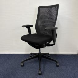 ★オカムラ製　コーラル　ブラック　ブラックフレーム　肘付き　ハイバック　背面メッシュ　アジャストアーム※可動肘　ランバーサポート付き　脚：ブラックアルミ　満足度の高い座り心地！　上質なクッションで機能性も充実！　長時間のデスクワークも快適にサポート！　肘付きハイバックチェア！！