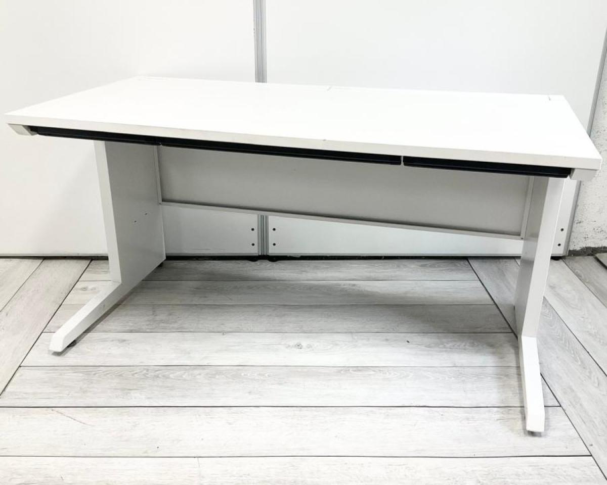 広いワークスペースを！国内メーカー製の定番ホワイトデスク！人気の高い横幅1400㎜仕様！
■イトーキ/CZR/ホワイト
                        CZRデスク
                                    中古
            