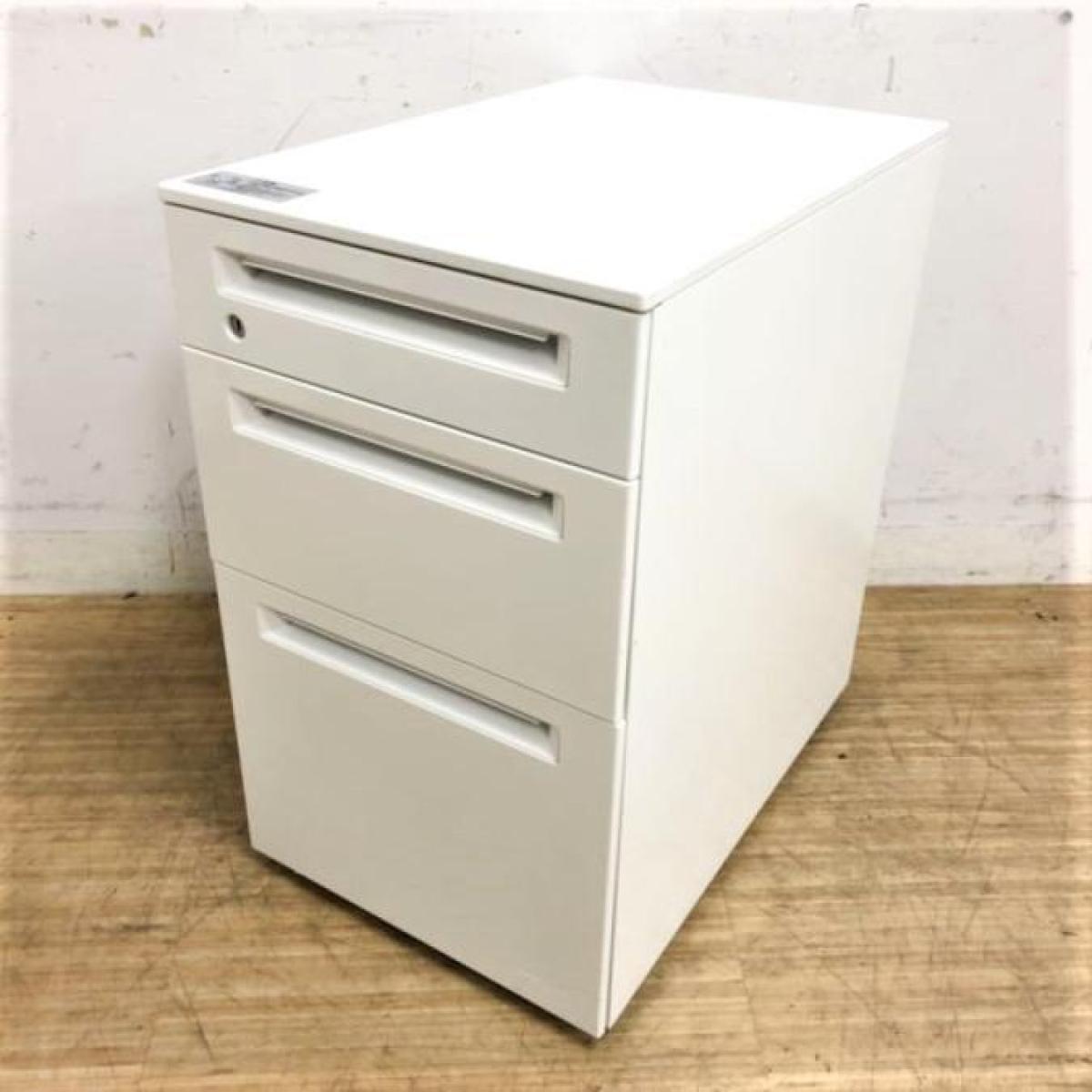 【ロット入荷】オカムラ　3段ワゴン　アドバンス　ホワイト　シリンダー錠　鍵付き　深型ペントレー＋一般引出し＋B4対応引出しの珍しい仕様
                        アドバンス
                                    中古
            