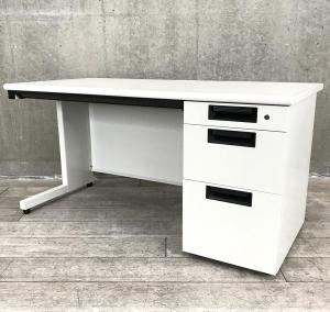 【スタンダードなデザインで使いやすい！スッキリとしたホワイトカラー！】■プラス（PLUS）製　フラットラインシリーズ　片袖デスク　■W1400×D700×H720mm　■色：ホワイト