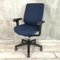 【全ての機能をコンパクトに！クッション性が高く座り心地が良いチェア！】■イトーキ（ITOKI）製　トルテRチェア　肘付　ハイバック　■可動肘　■ネイビーブルー×ブラックシェル