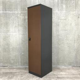 【定価約17万円】【時代にマッチした木目カラー！重厚感溢れる役員向けロッカー！】■オカムラ(okamura)製　KZ-Ⅱシリーズ　役員向けロッカー　ワードローブ　■W450×D515㎜　■シリンダー錠　■扉：ペアウッドダーク/側：ブラック【社長室・応接室に】