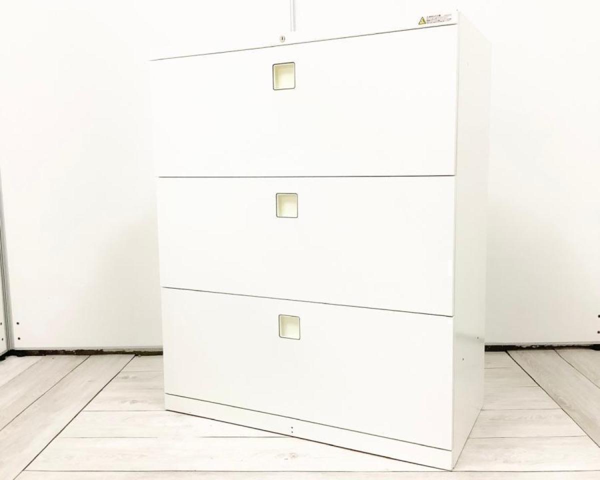 【オフィスの必需品！大容量の三段キャビネット！】■オカムラ（okamura）製　レクトラインシリーズ　3段ラテラル　ローキャビネット　■ベース付　■シリンダー錠　■ホワイト 【弊社使用欄：A01041671】書庫セット　下
                        レクトライン
                                    中古
            