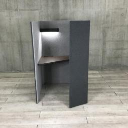 【左開口】【ワーカーの集中を高める省スペースなワークブース！高さ1520mmタイプ】■オカムラ（okamura）製　ドレープシリーズ（drape） 　テトラタイプ　1人用ブース 　ソロワークブース（W1000/D1200/H1520）　■色： ダークグレー（内側ライトグレー）　■ライトつき【ABW商材】【関東倉庫在庫品】【弊社使用欄：A01046692】