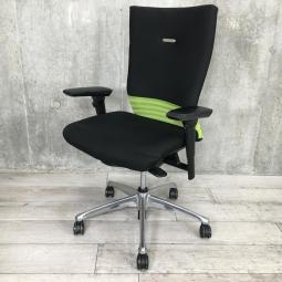 【背あてのしなやかな曲線が背中にフィット！快適な座り心地に高級感のあるデザインが人気！】■オカムラ　フィーゴチェア　■シームレスグリーン　■可動肘　■ハイバック　■ブラック グリーン