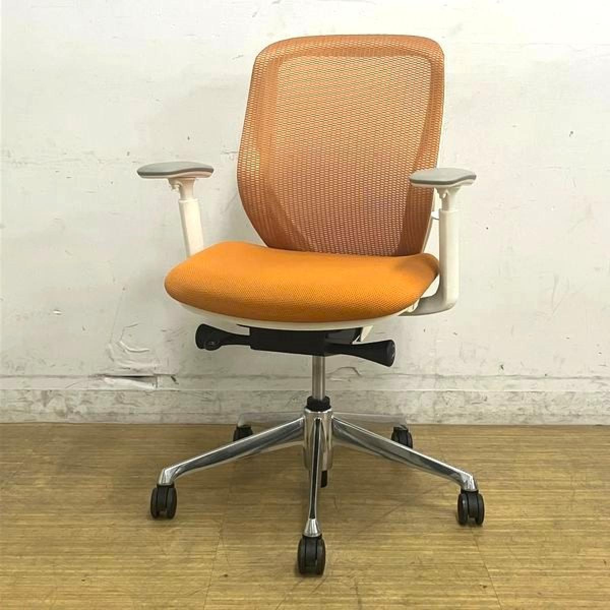 【オカムラ製品で最も人気を集める高機能メッシュチェア！　前傾チルト機能付き！】■オカムラ製　シルフィ（Sylphy）肘付ローバック　■オレンジ×ホワイトシェル　■可動肘
                        シルフィーメッシュ
                                    中古
            