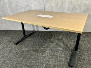 【2022年製テーブル1台入荷！】 ミーティングテーブVIENA（ビエナ）シリーズル　W1500mm　ナチュラル色　昇降テーブル　福岡　中古家具　安い　博多　天神