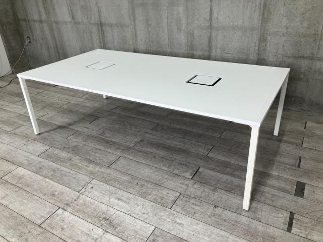 【6～8名での利用に最適！】■オカムラ（okamura）製　■アプションフリー(Aption Free) ミーティングテーブル　ワークテーブル　W2400×D1200㎜　■配線ボックス付　■ホワイト