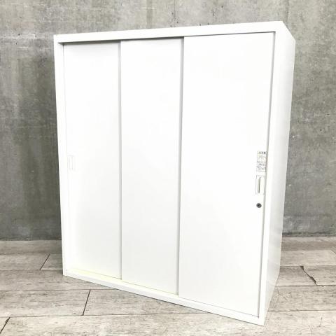 【物が取り出しやすい3枚引き違いタイプ！開閉スペースに困らない！】■オカムラ（okamura）製　レクトラインシリーズ　引違い書庫　3枚引き戸　ローキャビネット　■シリンダー錠　■ホワイト