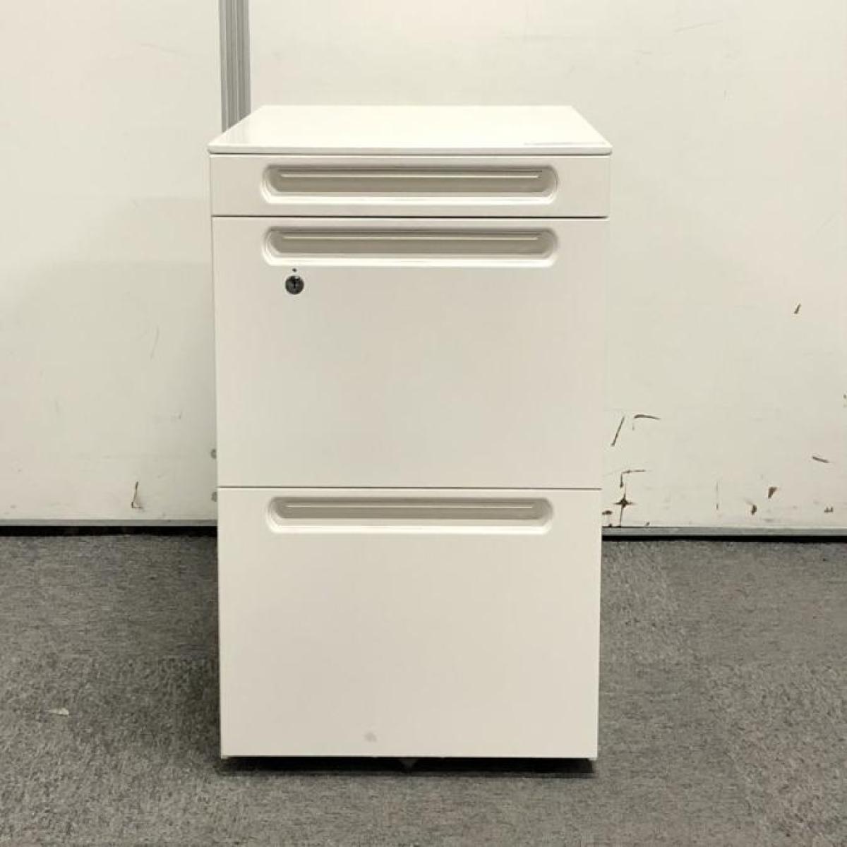 【フリーアドレスデスクや平机のお供に！収納力抜群の3段ワゴン】■クロガネ（KUROGANE）製　3段ワゴン　フリアド用ワゴン　H650㎜　■シリンダー錠　■ホワイト　オフィスバスターズ　神戸店
                        その他シリーズ
                                    中古
            