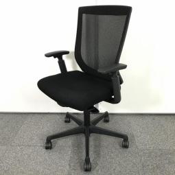 【訳アリ品】【在庫入れ替えセール】【基本性能を向上させた、ワンランク上のスタンダードモデル！】■オカムラ（okamura）　エスクード　肘付ハイバック　■可動肘　■背面メッシュ　■ブラック【背面メッシュで熱がこもりにくい！】