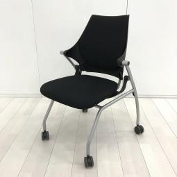 【疲れにくく快適な座り心地を追求！平行スタックで省スペース！】■イトーキ（ITOKI）製　イプサシリーズ　ネスティングチェア　ミーティングチェア　■キャスター付　■色：ブラック