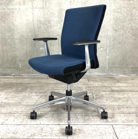 【包み込まれるような快適な座り心地を実現！】■コクヨ　プントチェア　肘付　ダークブルー　■ワンランク上の快適クッション！最適な圧力で腰にフィットします！【KOKUYO　PUNTO】★