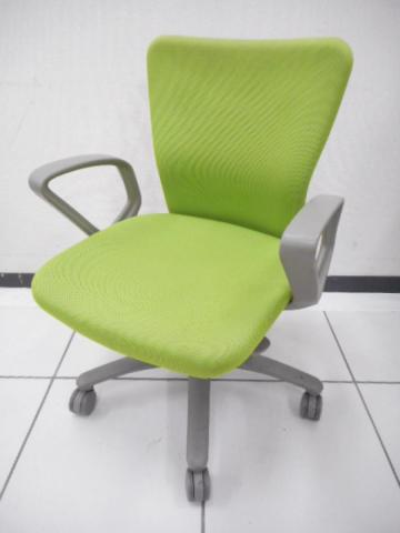 【人間工学に基づいた快適シーティング！】■オカムラ　カロッツアチェア　肘付　グリーン　■スタンダードなデザインで快適な座り心地！【Okamura　Carrozza】