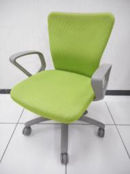 【人間工学に基づいた快適シーティング！】■オカムラ　カロッツアチェア　肘付　グリーン　■スタンダードなデザインで快適な座り心地！【Okamura　Carrozza】