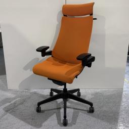 【座る姿勢や身体の動きにフレキシブルに対応！立体型可動アームが特徴のハイクラスチェア！】■イトーキ（ITOKI）　アクトチェア（Act）　肘付ハイバック　背面クロス　■オレンジ　■可動肘　■ヘッドレスト付き　コートハンガー付き