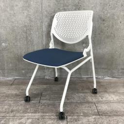 【さまざまな場面で活躍するミーティングチェア！】■オカムラ（okamura）　ルナチェア　■ブルー座面　ホワイトフレーム　■ネスティングチェア【使わない時は重ねて収納可能！】
