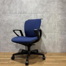 【シンプルなデザインと厚みのあるクッションが大人気！機能充実のワーキングチェア！】■オカムラ(okamura)製　スラート(sulato)チェア　■肘付きローバックチェア　■サークル肘　コートハンガー付き　■ミディアムブルー