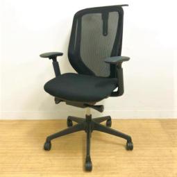 オカムラ　シルフィ　ハイバック　背：メッシュ　アジャストアーム　ブラック×ブラックフレーム　ハンガー付き　樹脂脚　前傾機能がウリの高機能チェア