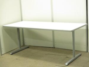 【在庫入替セール】【1台限定】【清潔感のあるホワイトカラー！4人～6人用の会議・打合せ用のテーブルとして最適！】■オカムラ製　8177シリーズ　ミーティングテーブル　W1800×D750㎜　■ホワイト　オフィスバスターズ　東大阪店【K1】