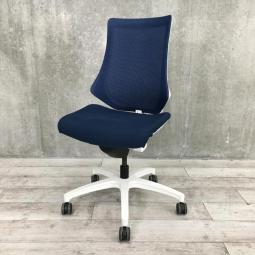 【姿勢の変化にフレキシブルに対応！スタイリッシュで座り心地も抜群な高機能チェア！】■イトーキ(ITOKI)製　エフ(F)チェア　肘無ハイバック　背面メッシュ　■ネイビーブルー×ホワイトシェル【弊社使用欄：A01045001 K】【KN】