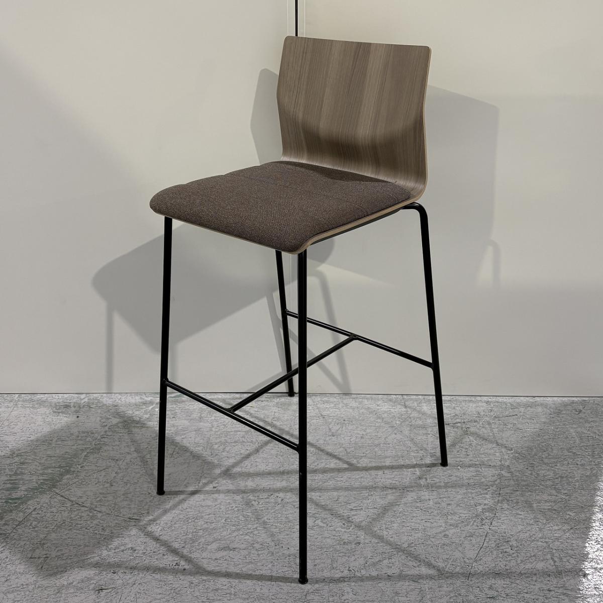 【ハイテーブルやカウンターに合わせて！リフレッシュスペースを演出！】■オカムラ(okamura)製　スイープ(sweep)シリーズ　カウンターチェア　ハイチェア　■ラスティックパイン(ブラウン)/座面：グレー
                        スイープ
                                    中古
            