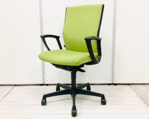 【定番のミドルクラスチェアが入荷！】雰囲気をアゲる今流行りの明るいグリーンカラー！
■オカムラ/エスクード/イエローグリーン　固定肘付き