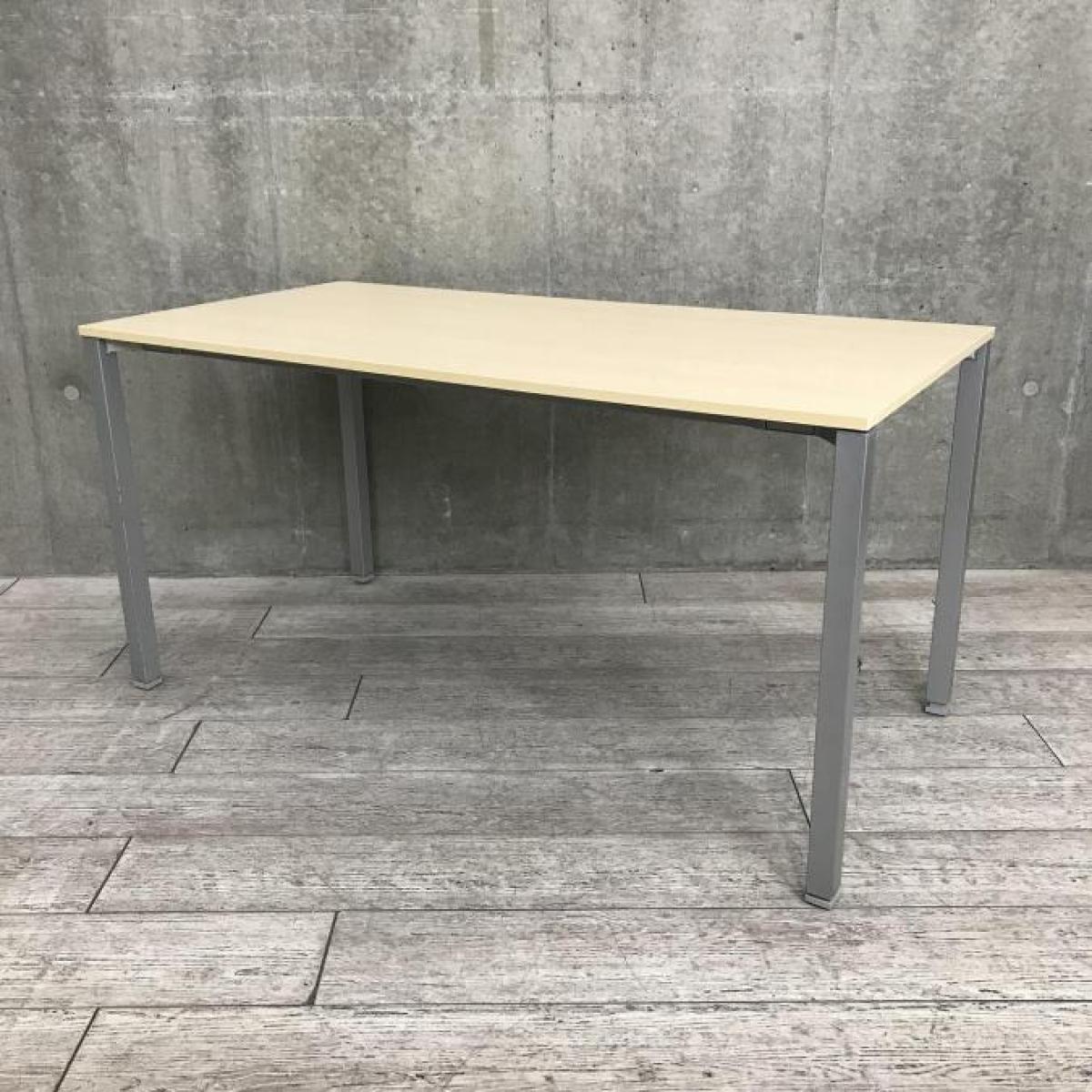 【ゆとりのあるワークスペース！２～４人用にオススメ！】/オススメ(おすすめ) /人気商品【弊社使用欄：A01044029】 ■オカムラ(okamura)製　アルツァータシリーズ　ワークテーブル　角テーブル　会議テーブル　■W1400×D700×H700mm　■天板：木目ナチュラル/4本脚：シルバー脚
                        アルツァータ
                                    中古
            