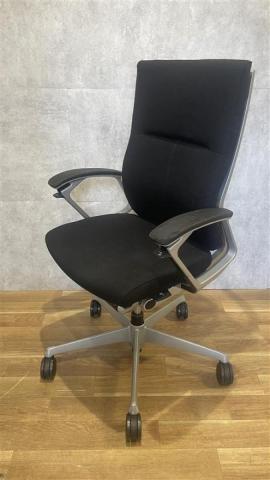 【オカムラの最上級モデル！高級感と機能性を融合させたチェア！】【定価約20万円】【クレジットカード決済優先】オカムラ　デューク（Duke）チェア　エグゼクティブ・マネジメント・役員用事務椅子　ハイバック　肘付き　■固定肘　■ランバーサポート付き　■ブラック (フレーム：ポリッシュ)　オフィスバスターズ心斎橋店