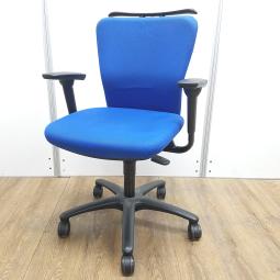 【T1】【商品入替のため、残り2脚限り】オカムラ製　カロッツァ　ブルー　ブラックフレーム　ローバック　肘無し　コートハンガー付　オフィスの王道チェアが入荷！　分厚いクッションとシンプルで使いやすい操作性！　肘無しローバックチェア！！