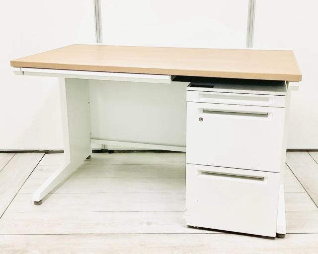 【清潔感のあるホワイトカラーの平机+ワゴンセット!スタンダードな幅1200㎜!】■オカムラ(OKAMURA)製 アドバンス(ADVANCE)シリーズ ■幅1200mm ■木目天板 ■引き出し無し ■ナチュラル ※ワゴンは在庫状況によってシリーズが変動致します。