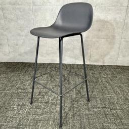 【ハイテーブルやカウンターに合わせて、おしゃれなリフレッシュスペースを演出！】◆MUUTO/FIBER COUNTER STOOL　ハイチェア《オフィスバスターズ福岡博多店は、福岡を拠点として、日本全国へ中古オフィス用品・オフィス家具を提供しております》