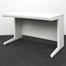 【定価約9万円】【ワイヤリング機能が充実！清潔感のあるホワイトカラーの平机！】■オカムラ（okamura）製　アドバンスシリーズ（ADVANCE）　平机　引き出し付き　幅1200㎜　■天板：ネオホワイト