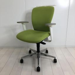 【シンプルなデザインと厚みのあるクッションが大人気！機能充実のワーキングチェア！】■オカムラ(okamura)製　スラート(sulato)チェア　肘付　ローバック　クッションタイプ　■可動肘・ハンガー付き　■ライムグリーン×ホワイトシェル【弊社使用欄：A01053720】